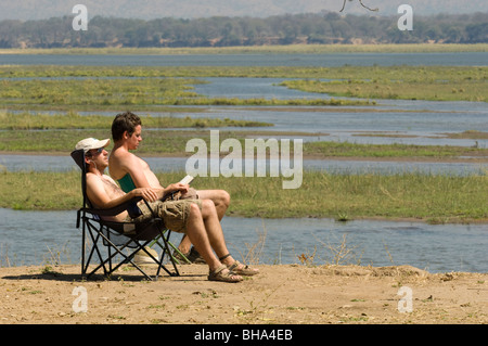 Il turista a godere la moltitudine di vedute del fiume Zambesi nello Zimbabwe il Parco Nazionale di Mana Pools. Foto Stock