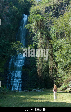 Un turista si gode della vista della splendida Bridal Veil Falls nello Zimbabwe Chimanimani del Parco Nazionale. Foto Stock