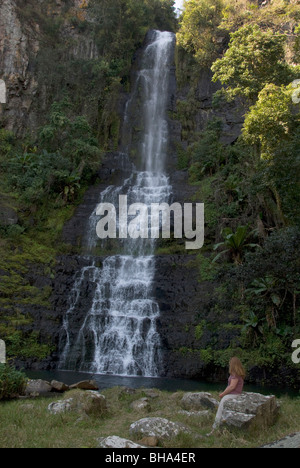 Un turista si gode della vista della splendida Bridal Veil Falls nello Zimbabwe Chimanimani del Parco Nazionale. Foto Stock