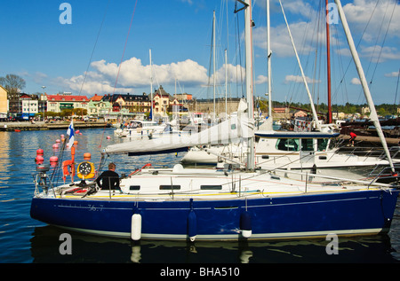 Il porto nella piccola città di Vaxholm in Stockholms Skärgården (arcipelago di Stoccolma), Svezia Foto Stock