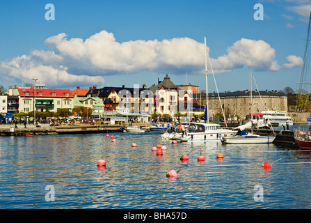 Il porto nella piccola città di Vaxholm in Stockholms Skärgården (arcipelago di Stoccolma), Svezia Foto Stock