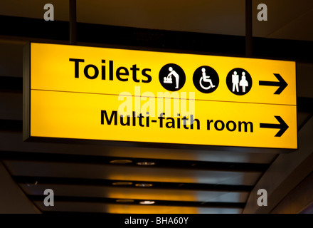 Wc, Bagno per disabili, fasciatoio e multi-fede segno in camera all'Aeroporto di Londra Heathrow Foto Stock