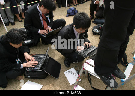 Stampa giapponese il loro file di report da giardino partito svoltasi dal primo ministro giapponese Junichiro Koizumi,Tokyo , Giappone. Foto Stock