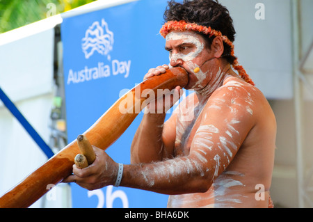 Musicista aborigene che suonavano il didgeridoo in corrispondenza di una cittadinanza cerimonia, tenutasi il giorno in Australia. Foto Stock