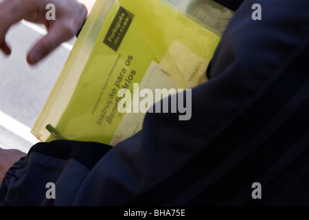 Le persone in cerca di lavoro, anche di molti paesi del Sud America, applicare per i processi e le prestazioni di disoccupazione in Toyota city, Giappone Foto Stock