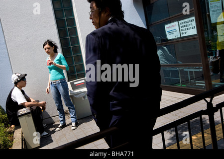 Le persone in cerca di lavoro, anche di molti paesi del Sud America, applicare per i processi e le prestazioni di disoccupazione in Toyota city, Giappone Foto Stock