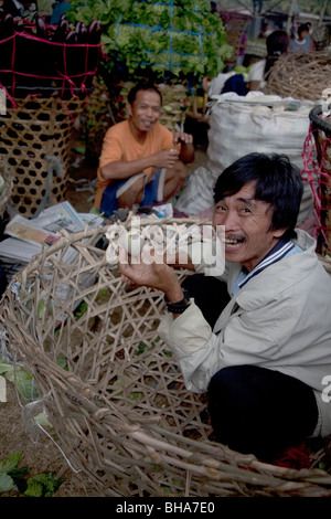 Mercato filippino trader circa a mangiare Balut 15 giorni di embrione di anatra bollite e mangiate nelle Filippine come una rinomata cucina di strada Foto Stock