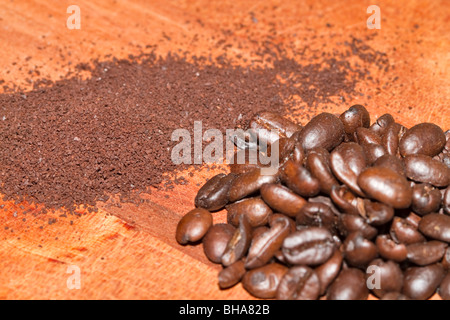 Arabica chicchi di caffè e caffè appena macinato Foto Stock