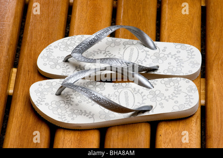 Flip-flop sandali sul ponte di legno Foto Stock