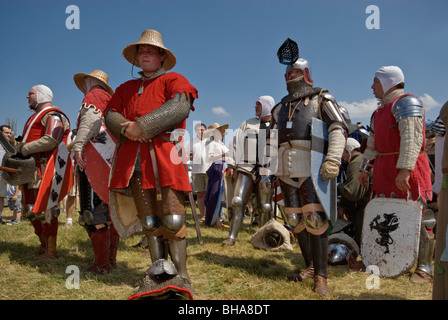 Reenactors preparando per ricreare la battaglia di Grunwald del 1410 in provincia Warminsko-Mazurskie, Polonia Foto Stock