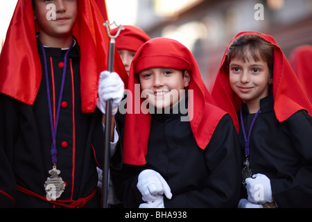 I bambini in la Semana Santa processione in Malaga, Andalusia, Spagna Foto Stock