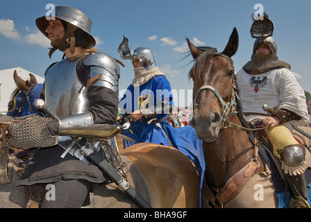 Reenactors preparando per ricreare la battaglia di Grunwald del 1410 in provincia Warminsko-Mazurskie, Polonia Foto Stock