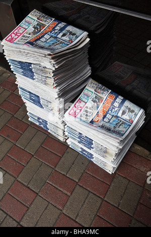 Un mucchio di giornali come parte di consegna e distribuzione di quotidiani in Hong Kong. Foto Stock