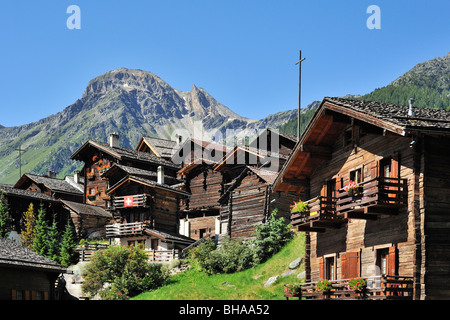 Tradizionale in legno Svizzera Case / Chalet nel villaggio alpino Grimentz, Valais / Wallis, Svizzera Foto Stock