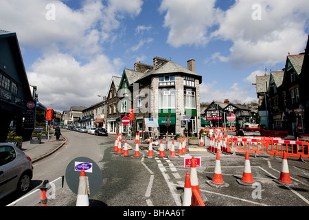 Lavori stradali - Nessuna barriera di viaggio - Capitolo 8 barriera sito temporaneo di recinzioni e barriere pedonali Windermere Town Center Enhancement Foto Stock