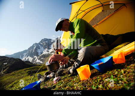 Gli escursionisti preparare un pasto mattutino a camp sul Williwaw sentiero dei laghi in Chugach State Park vicino a Anchorage,centromeridionale Alaska Foto Stock