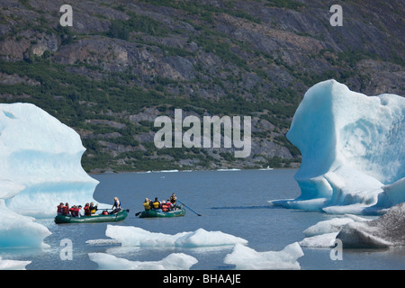 Rafters galleggiante tra i grandi iceberg partorito da Spencer ghiacciaio in Alaska centromeridionale durante l'estate Foto Stock