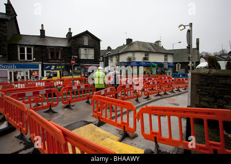 Lavori stradali - nessun viaggio barriera - sito temporaneo di recinzioni e barriere pedonali Windermere Town Center Enhancement Cumbria Foto Stock