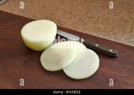 Per affettare le cipolle su un blocco di trinciatura Foto Stock