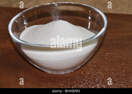 Zucchero granulato in una ciotola di vetro Foto Stock
