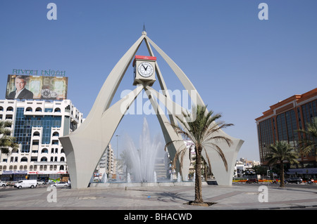 Orologio da torre rotonda in Dubai Emirati Arabi Uniti Foto Stock