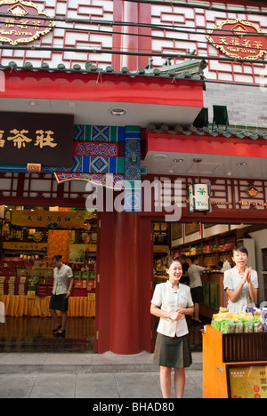 Pechino, CINA, negozi, esterni, strada, negozio di tè, facciata anteriore, facciata con architettura tradizionale, donne, commercio cinese del tè Foto Stock