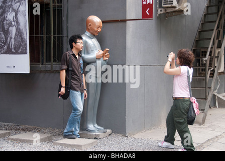 Pechino, CINA- Arte Contemporanea Cinese in mostra nel 798 Art District in giovane coppia turisti adolescente estate, visitando fuori galleria d'arte, adolescenti cinesi Foto Stock