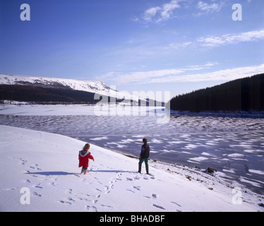 I Bambini nella neve accanto al serbatoio Ladybower, Derbyshire, Inghilterra - fratello e sorella Foto Stock