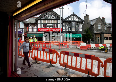 Lavori stradali - Nessuna barriera di viaggio - Capitolo 8 barriera sito temporaneo di recinzioni e barriere pedonali Windermere Town Center Enhancement Foto Stock