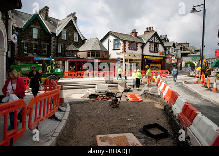 Lavori stradali - Nessuna barriera di viaggio - Capitolo 8 barriera sito temporaneo di recinzioni e barriere pedonali Windermere Town Center Enhancement Foto Stock