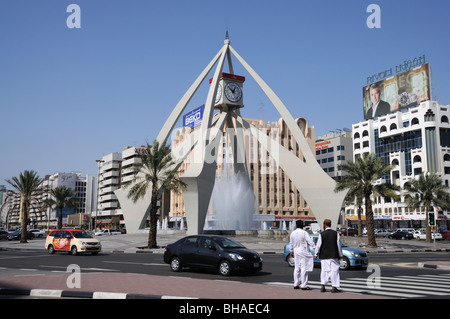 Orologio da torre rotonda in Dubai Emirati Arabi Uniti Foto Stock