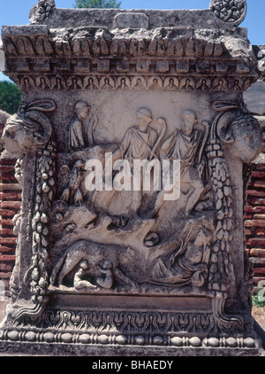 Ostia Antica il porto antico di Roma - intaglio di Romolo e Remo e la lupa mitica storia di Roma su una tomba Foto Stock