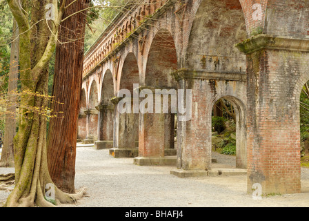 Acquedotto di acqua dal Lago Biwa Ko in esecuzione attraverso il tempio di Nanzenji perimetro, Kyoto JP Foto Stock