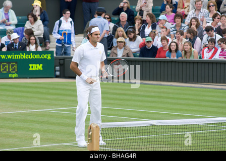 Roger Federer attende per un gioco per avviare sul Centre Court Wimbledon. Foto Stock