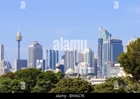 Famoso skyline della città, con moderni grattacieli, sotto un cielo di estate blu. Foto Stock