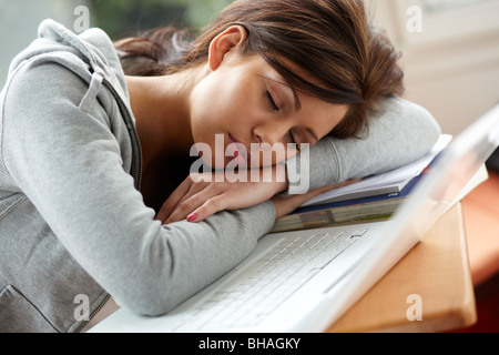 Ragazza dorme sul computer portatile Foto Stock