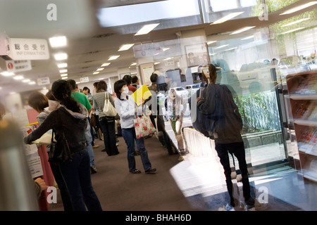 Le persone in cerca di lavoro, anche di molti paesi del Sud America, applicare per i processi e le prestazioni di disoccupazione in Toyota city, Giappone Foto Stock