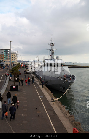 Marina francese nave pattuglia Le Pluvier, utilizzati per pattugliare le acque del canale e per la protezione della pesca, ormeggiata al porto di Poole Quay in febbraio Foto Stock