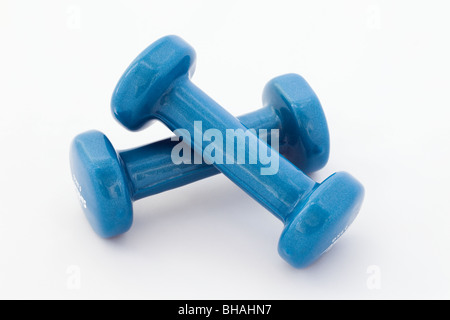 Coppia di piccolo blu dumbbell pesi di esercizio tagliati fuori e isolato su uno sfondo bianco Foto Stock