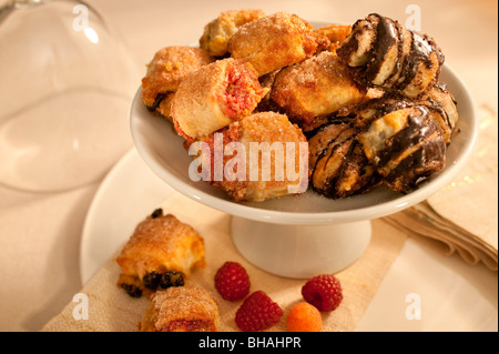 Rugelach cookie visualizzati su una tabella Foto Stock