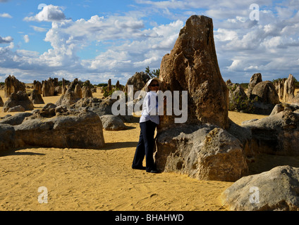 Abbracciando femmina grande pietra permanente che assomiglia a una figura umana tra le altre forme di pinnacoli Parco Nazionale del Western Australia. Foto Stock