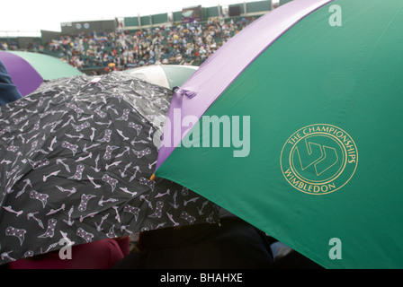 Ombrelloni andare fino a Wimbledons' Centre Court Regno Unito Foto Stock