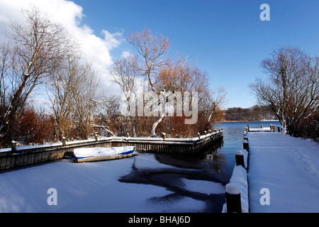 Barca Privata porto coperto in inverno la neve sul Chiemsee, Chiemgau Alta Baviera Germania Foto Stock