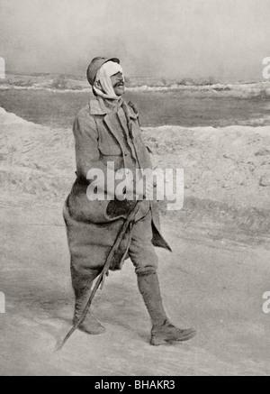 A piedi feriti. Un soldato francese con una ferita alla testa fa il suo modo da la linea del fronte di un ospedale da campo durante la Prima Guerra Mondiale Foto Stock