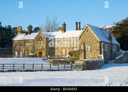 Casa accanto a Bolton Abbey, in inverno, Wharfedale, Yorkshire Dales National Park, North Yorkshire, Inghilterra, Regno Unito Foto Stock