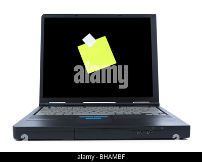Notebook nero con un bigliettino giallo. Isolato su bianco. Foto Stock