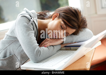 Ragazza dorme sul computer portatile Foto Stock