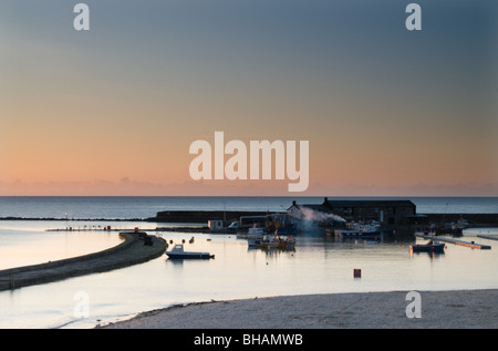 Alba sopra il famoso porto di Cobb a Lyme Regis, Dorset Foto Stock