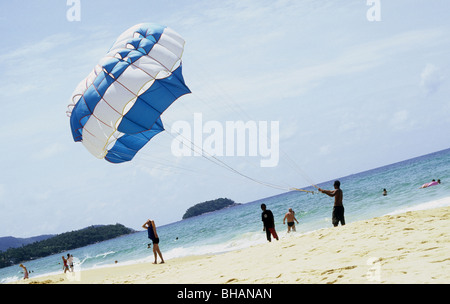 Il parasailing su Karon Beach in Phuket, Tailandia Foto Stock