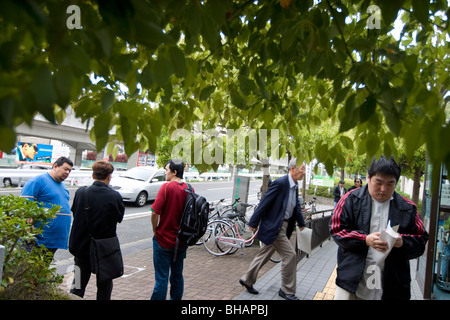 Le persone in cerca di lavoro, anche di molti paesi del Sud America, applicare per i processi e le prestazioni di disoccupazione in Toyota city, Giappone Foto Stock